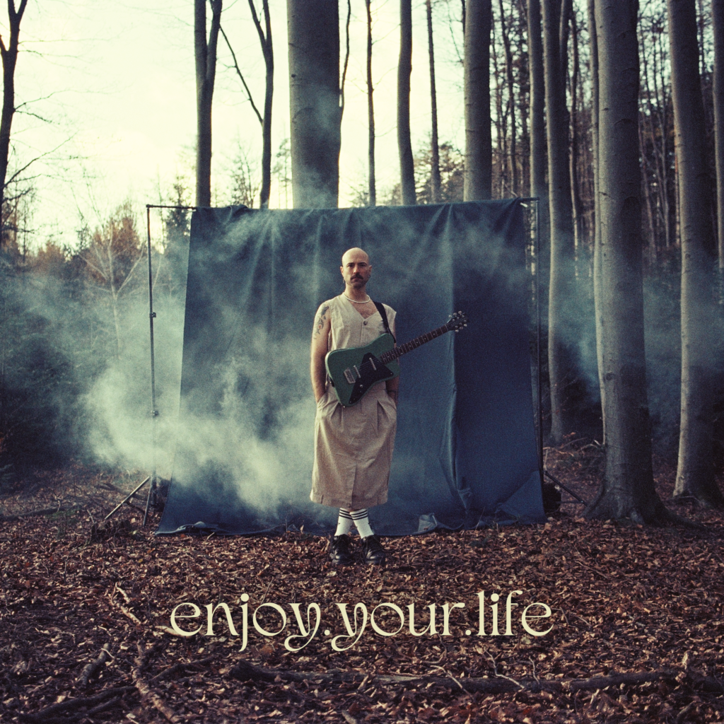 Das Cover zur Single enjoy your Life von ghostdog, der Künstler stehen in einem Nebel im Wald.