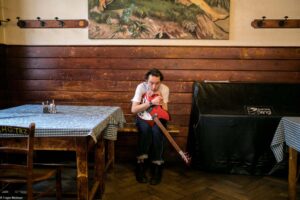 Moritz Molnar sitzend in Restaurant, ein Pressefoto
