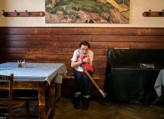 Moritz Molnar sitzend in Restaurant, ein Pressefoto