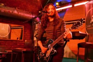 Michael J. Keplinger bei einem Live-Auftritt mit Gitarre