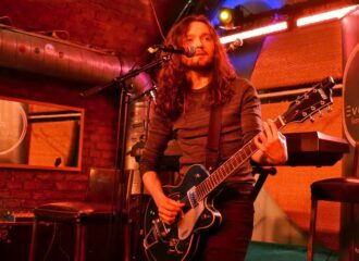 Michael J. Keplinger bei einem Live-Auftritt mit Gitarre