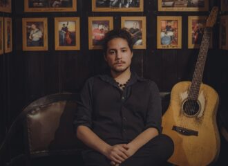 Tim Tercero on a Press-Photo with guitar